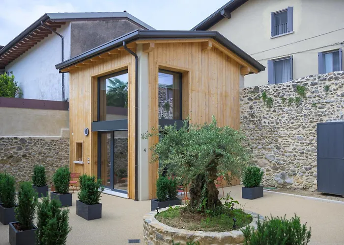 La Cort - Number 4 *